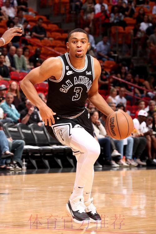 凯尔登-约翰逊全场8中5,三分4中3得到15分2篮板 凯尔登-约翰逊全场8中5,三分4中3得到15分2篮板